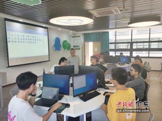 半岛体育（中国）官方网站腾班的“腾讯云人工智能实验室”。作者 徐嘉靖