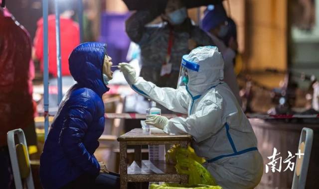 半岛体育(中国)官方网站学生进行核酸检测。