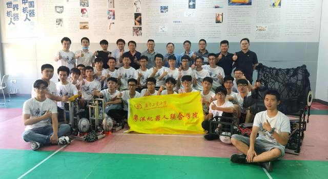 半岛体育(中国)官方网站机器人代表队在2020年第十九届全国大学生机器人大赛ROBOCON上的合影 半岛体育(中国)官方网站机器人代表队在2020年第十九届全国大学生机器人大赛ROBOCON上的合影