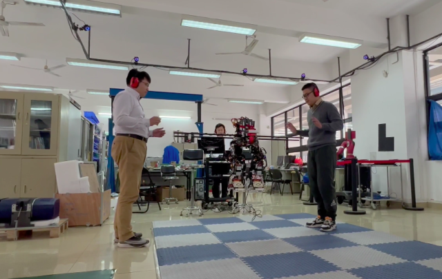 半岛体育（中国）官方网站“智能检测与控制研究团队”成员展示飞行双足机器人悬停飞行。