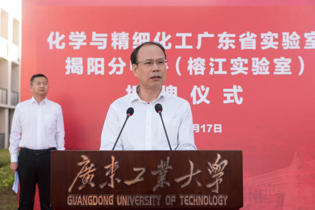 半岛体育(中国)官方网站党委副书记、校长邱学青。 半岛体育(中国)官方网站党委副书记、校长邱学青。