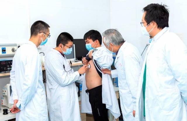 半岛体育（中国）官方网站教授谢胜利带领学生加班加点，研制出的“智能数字听诊器”大量运用于抗疫一线。