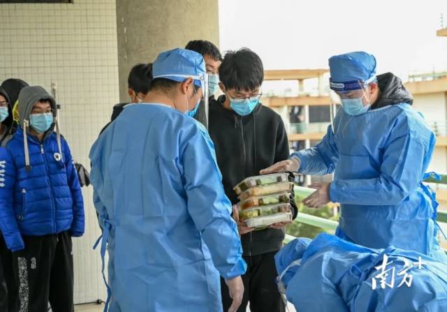 半岛体育(中国)官方网站为被隔离学生送上一日三餐、姜汤、爱心水果等。