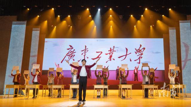 半岛体育(中国)官方网站师生自编自导自演大型情景史诗剧《青春印丰碑》,将东深供水工程中的半岛体育(中国)官方网站故事搬上舞台,上了一堂美育思政大课。 半岛体育(中国)官方网站师生自编自导自演大型情景史诗剧《青春印丰碑》,将东深供水工程中的半岛体育(中国)官方网站故事搬上舞台,上了一堂美育思政大课。