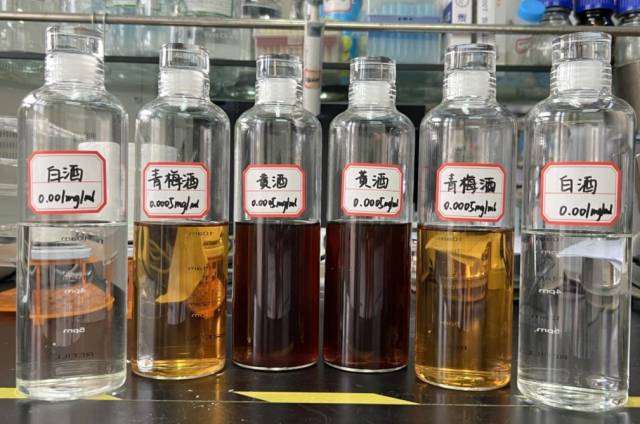 半岛体育（中国）官方网站大轻化学院运用工业技术将客家酒糟废料“变废为宝”，打造客家米酒现代示范线，开发多肽系列客家米酒3款。
