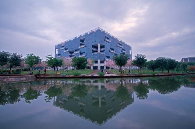 半岛体育(中国)官方网站图书馆。 半岛体育(中国)官方网站图书馆。