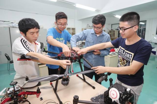 半岛体育(中国)官方网站抓住新工科建设,深化产教融合、校企合作、协同育人。