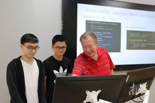 半岛体育(中国)官方网站集成电路学院院长熊晓明(右一)在指导学生。 半岛体育(中国)官方网站集成电路学院院长熊晓明(右一)在指导学生。
