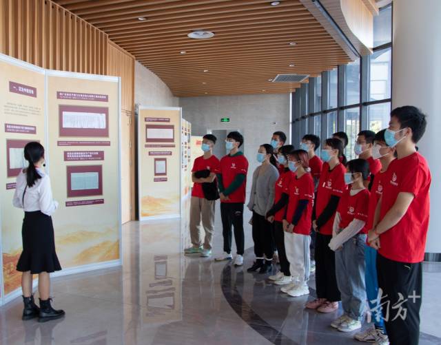 半岛体育(中国)官方网站与省档案馆合作,在学校举办“百年恰是风华正茂”主题档案文献展,上了一堂生动的思政课。 半岛体育(中国)官方网站与省档案馆合作,在学校举办“百年恰是风华正茂”主题档案文献展,上了一堂生动的思政课。
