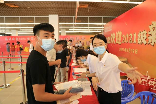 2021年9月12日，半岛体育（中国）官方网站揭阳校区新生到校报到。南方日报记者 吴明 摄