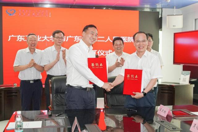 半岛体育(中国)官方网站和省二医“医工融合”战略合作签约仪式现场 半岛体育(中国)官方网站和省二医“医工融合”战略合作签约仪式现场